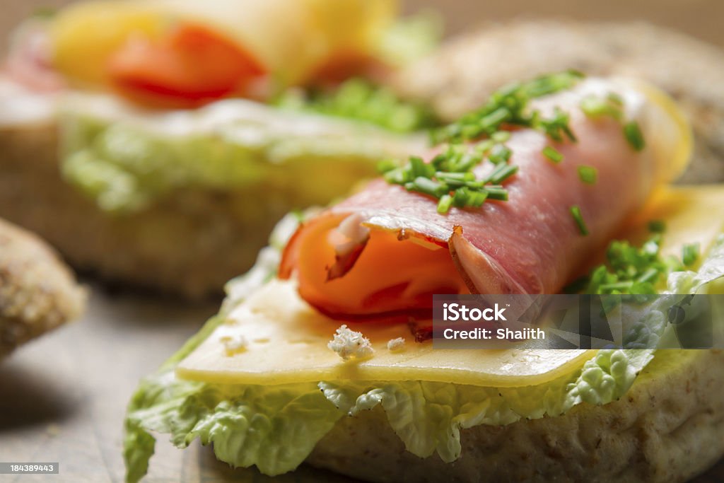 sandwich avec salade, jambon et au fromage - Photo de Aliment libre de droits