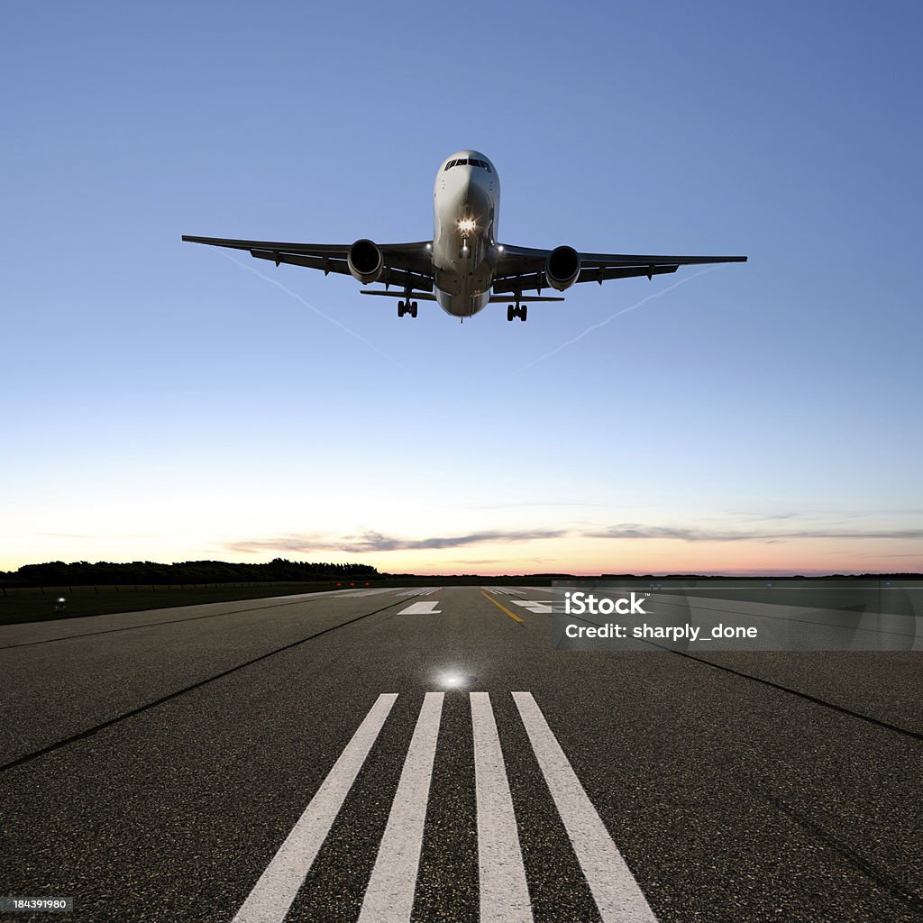 XXL jet Avión aterrizando - Foto de stock de Aterrizar libre de derechos