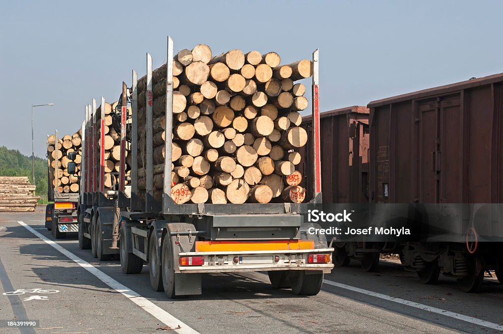 El transporte de la madera molino de sierra - Foto de stock de Baranda libre de derechos