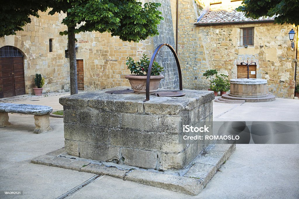 Due antiche wells in Monticchiello Val d'Orcia, Toscana, Italia - Foto stock royalty-free di Pozzo