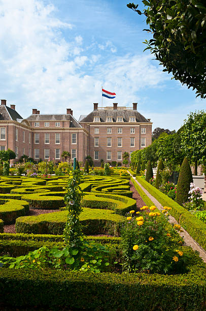 palazzo reale di het loo - ornamental garden europe flower bed old fashioned foto e immagini stock