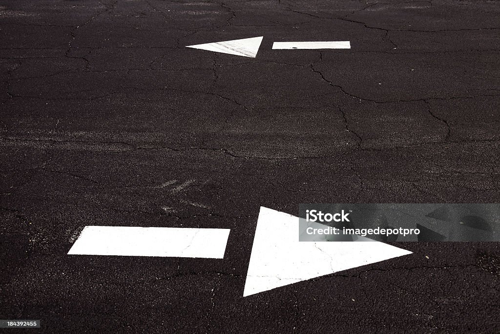 double flèche sur road - Photo de Abstrait libre de droits