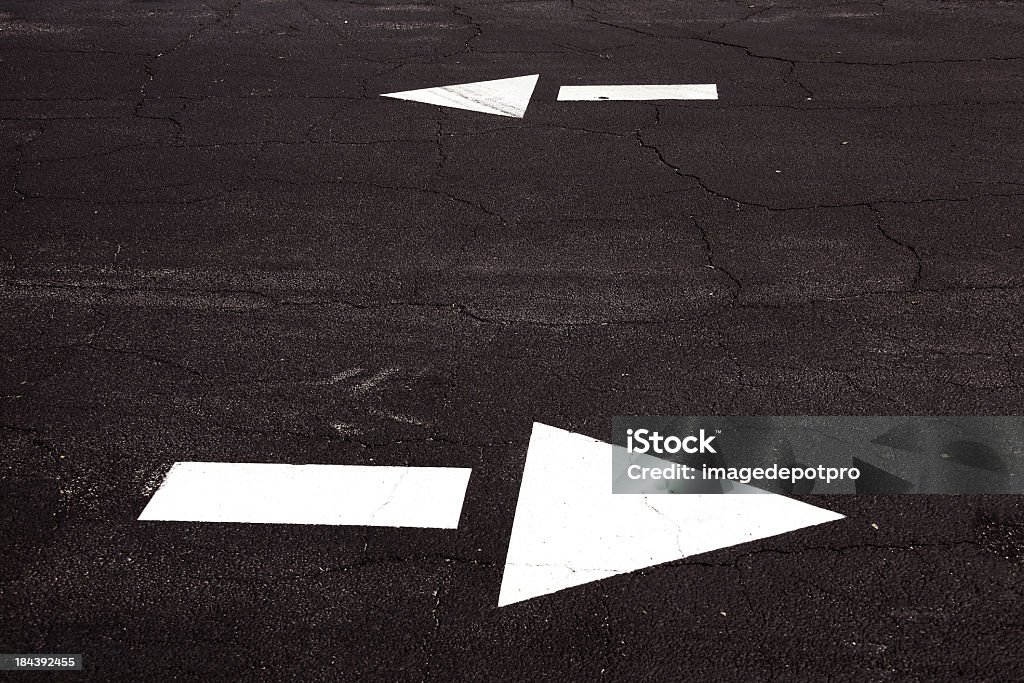 Doppia freccia su strada - Foto stock royalty-free di Affari