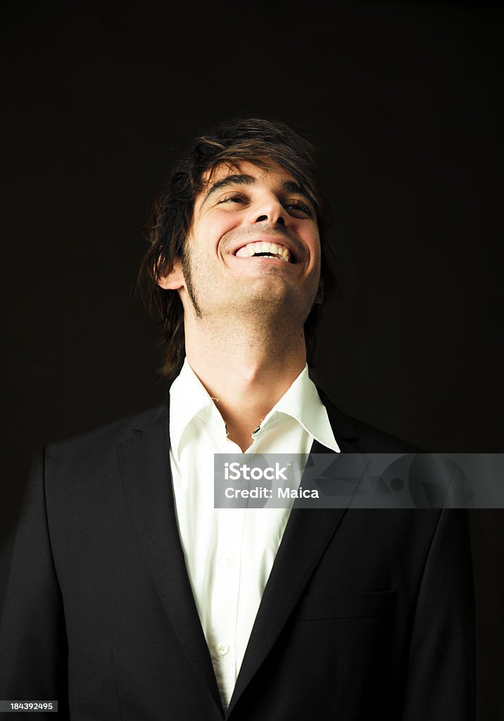 Hombre joven feliz - Foto de stock de Fondo negro libre de derechos