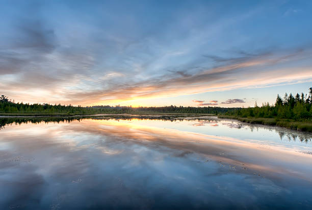 夕暮れの湖の上に - lake sunset lake dusk water ストックフォトと画像