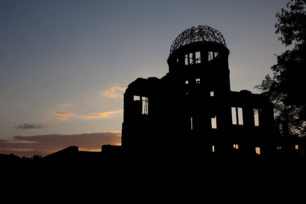 広島 a-bomb ドーム（genbaku domu ）、夕暮れの眺め - 原爆ドーム ストックフォトと画像