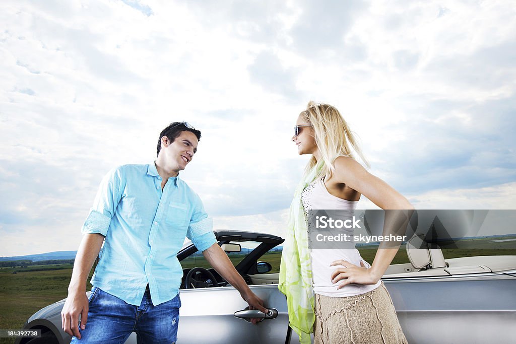 Bonito Casal de pé junto a um cabriolet. - Royalty-free Abrir Foto de stock