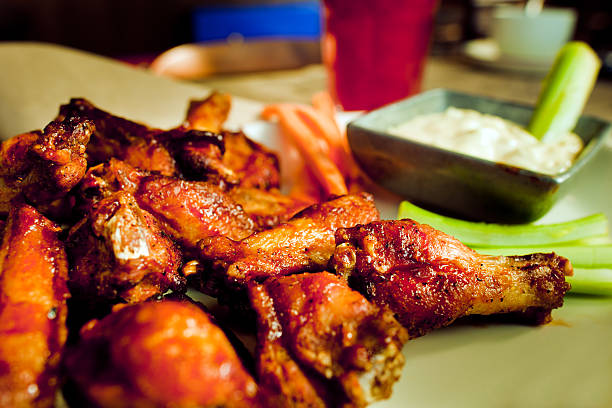 alitas de pollo a la barbacoa - barbecue chicken fotografías e imágenes de stock