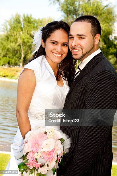 Photo libre de droit de Le Marié Et La Mariée À Lextérieur banque d'images et plus d'images libres de droit de Adulte - Adulte, Amour, Belle femme