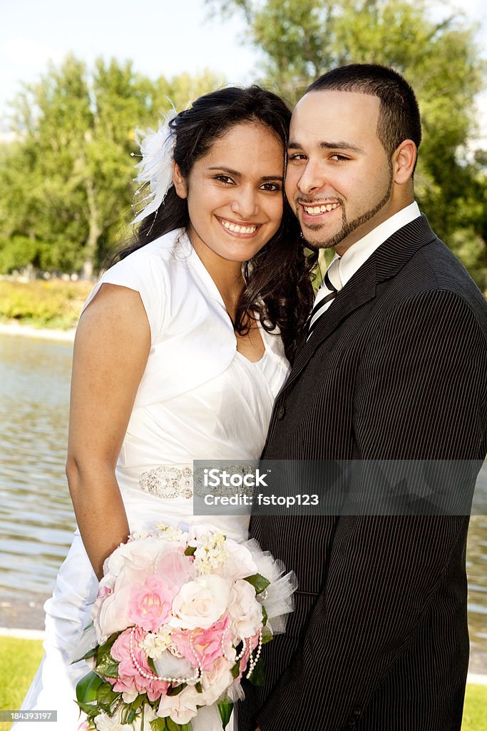 Noiva e noivo do lado de fora - Foto de stock de Abraçar royalty-free