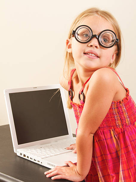 dziewczynka z okulary - child cross eyed nerd eyewear zdjęcia i obrazy z banku zdjęć