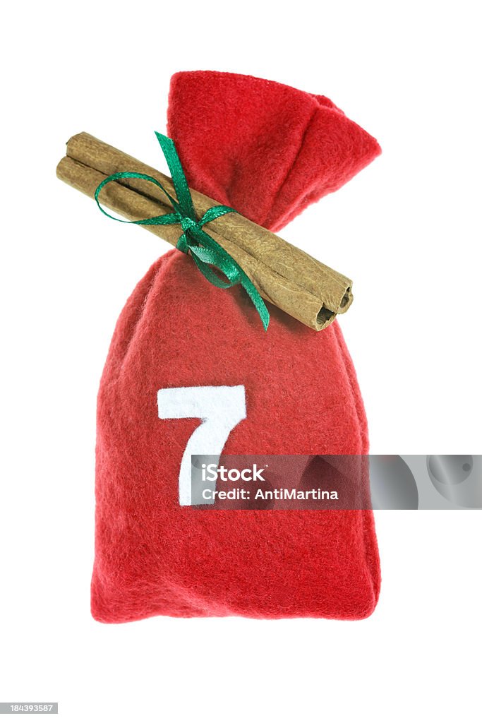 Rouge de Noël sac pour Calendrier de l'avent isolé sur blanc - Photo de Calendrier de l'avent libre de droits