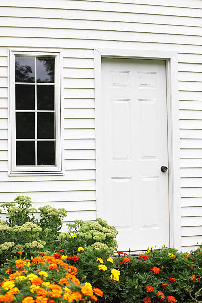 dom okna, drzwi i kwiatów nagietka - plant orange wall architecture zdjęcia i obrazy z banku zdjęć