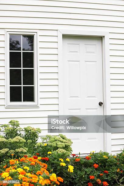Dom Okna Drzwi I Kwiatów Nagietka - zdjęcia stockowe i więcej obrazów Siding - element budynku - Siding - element budynku, Biały, Plastik