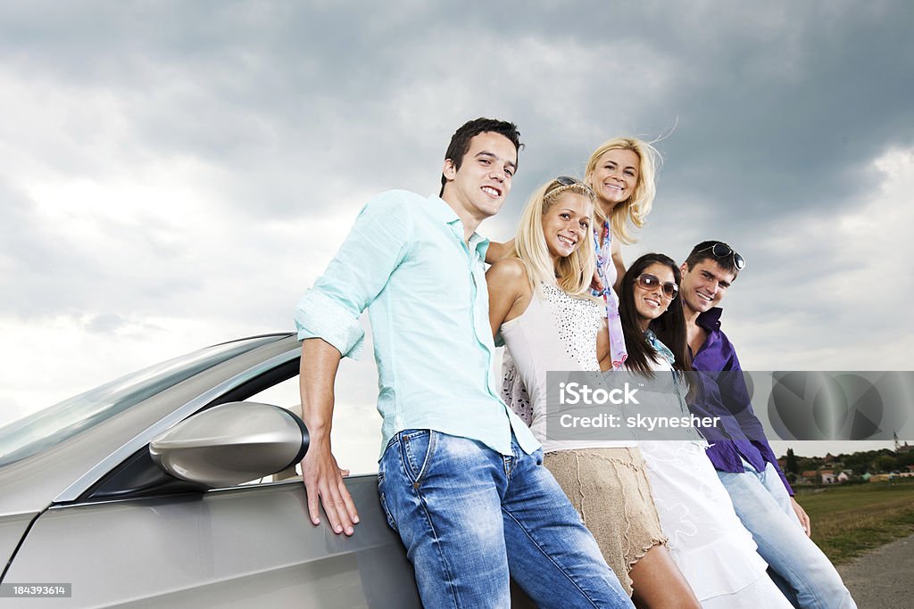 Jungen, lächelnden Menschen stehen gegen den Himmel. - Lizenzfrei Attraktive Frau Stock-Foto