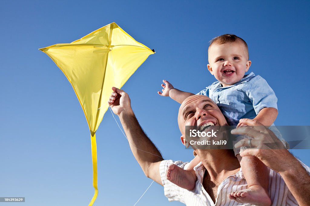 Pais com menino nos ombros voo de pipas - Foto de stock de Pipa - Brinquedo royalty-free