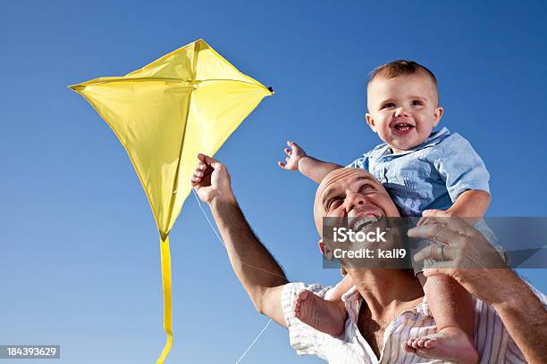 Foto de Pais Com Menino Nos Ombros Voo De Pipas e mais fotos de stock de Pipa - Brinquedo - Pipa - Brinquedo, Amarelo, Filho