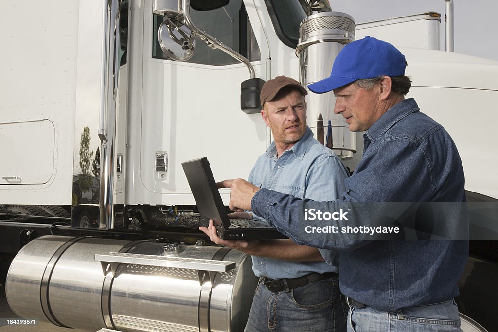 Gli autisti di camion su un computer - Foto stock royalty-free di Camionista