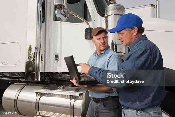 Gli Autisti Di Camion Su Un Computer - Fotografie stock e altre immagini di Camionista - Camionista, Computer portatile, TIR