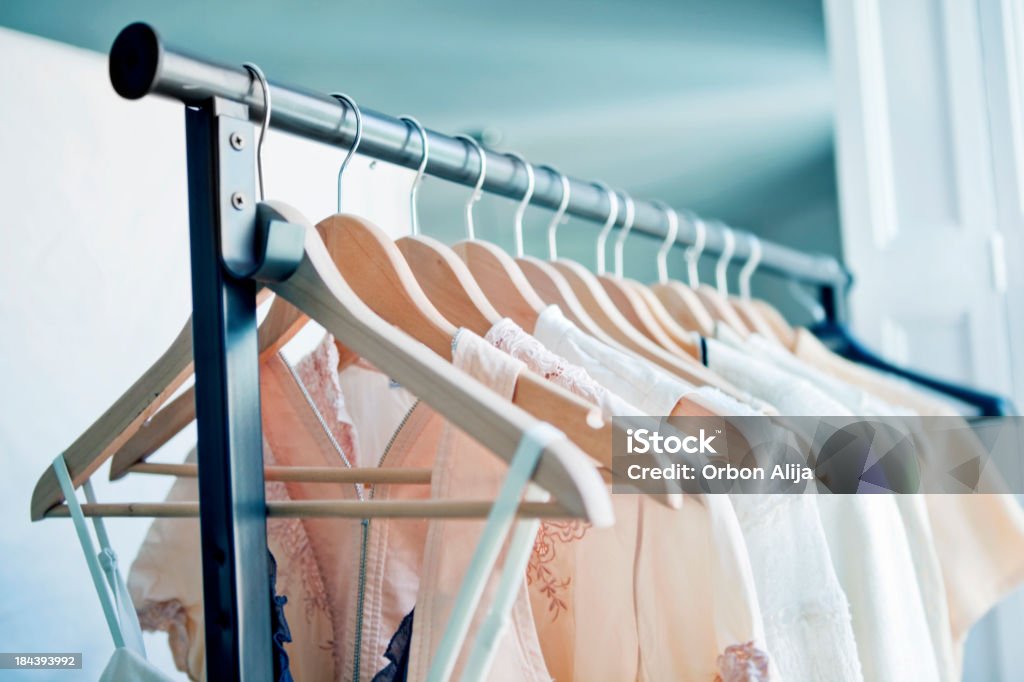 Attaccapanni con abiti - Foto stock royalty-free di Abbigliamento