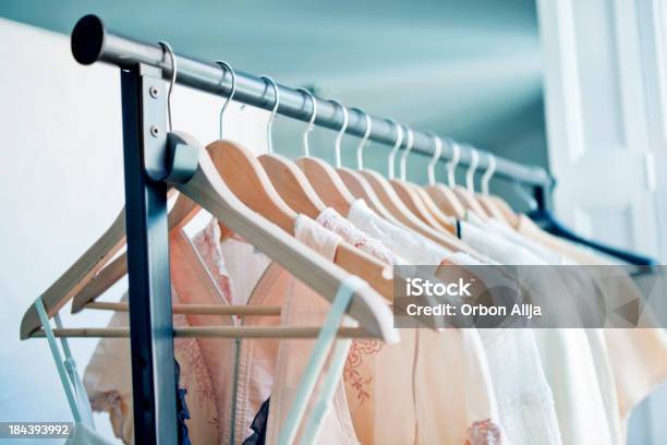 Attaccapanni Con Abiti - Fotografie stock e altre immagini di Abbigliamento - Abbigliamento, Gruccia appendiabiti, Guardaroba - Mobilio