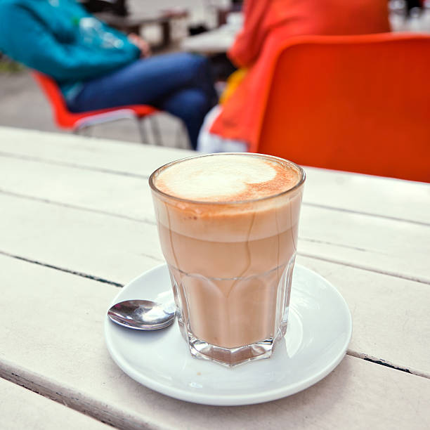 pause-café - latte machiatto photos et images de collection