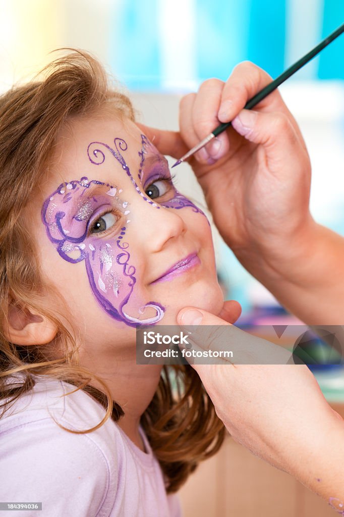Mały Dziewczyna o twarzy, malowane na urodziny party - Zbiór zdjęć royalty-free (Dziecko)