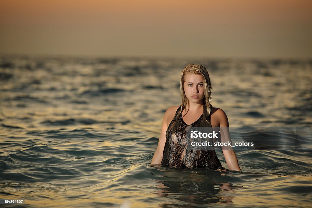 Femme dans la mer - Photo de Activité de plein air libre de droits