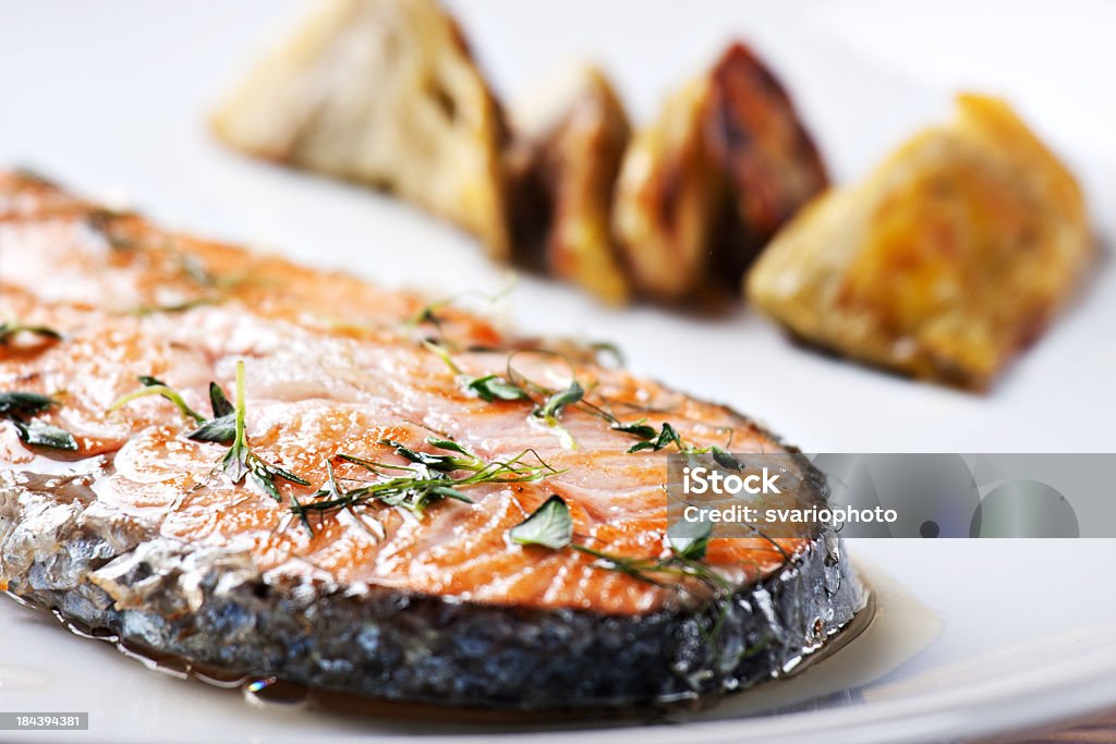 Salmão grelhado com alcachofra. - Foto de stock de Alimentação Saudável royalty-free