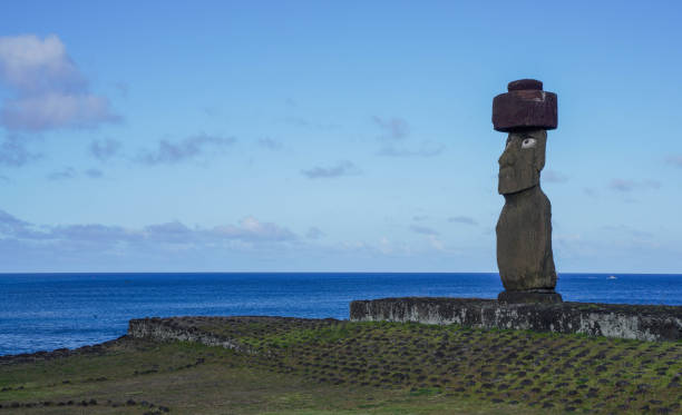 rapa nui. the statue moai in ahu tahai on easter island, chile - ahu tahai imagens e fotografias de stock