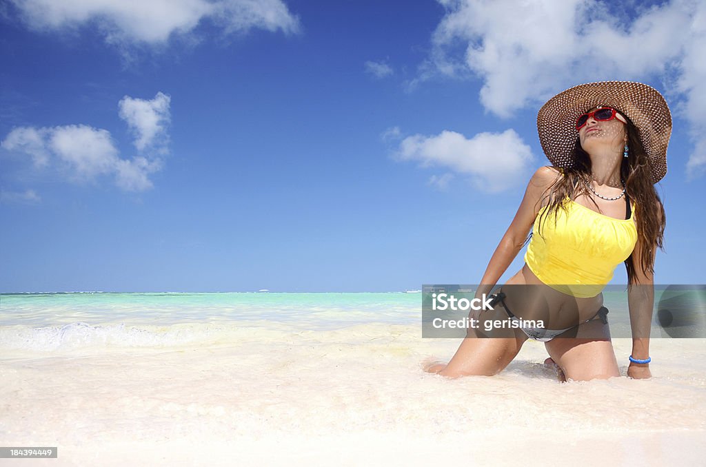 Junge Frau Entspannen am Strand - Lizenzfrei Punta Cana Stock-Foto