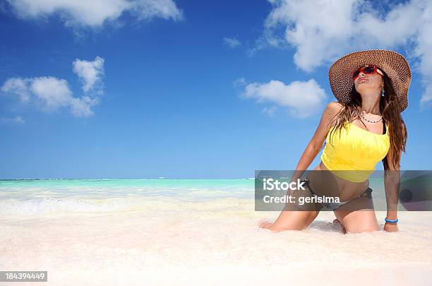 Junge Frau Entspannen Am Strand Stockfoto und mehr Bilder von Punta Cana - Punta Cana, Weiblicher Teenager, Blau