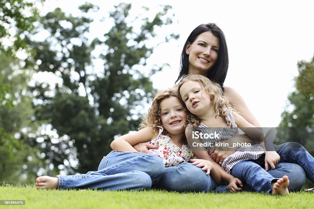 Famiglia nel parco - Foto stock royalty-free di Adulto