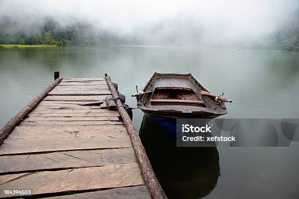 Little Fishermans Boat Legato Al Molo - Fotografie stock e altre immagini di Acqua - Acqua, Ambientazione esterna, Ambientazione tranquilla