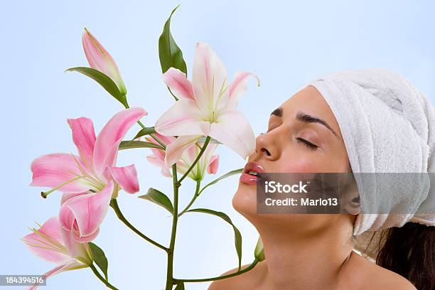 Hermosa Mujer Disfruta De Masajes Foto de stock y más banco de imágenes de Adulto - Adulto, Adulto joven, Asistencia sanitaria y medicina