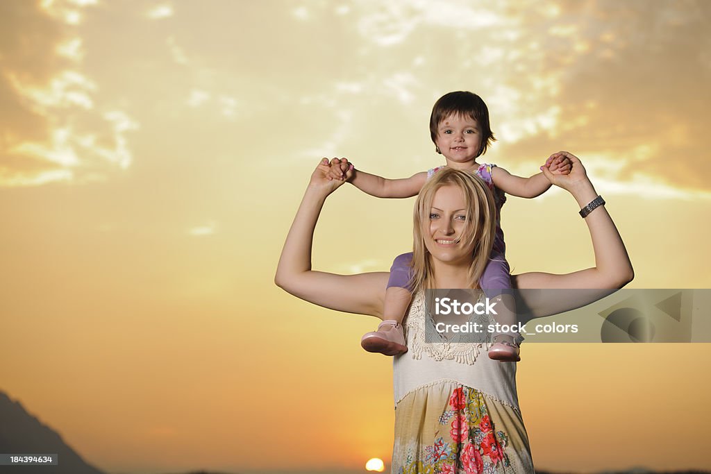 Sonriendo familia - Foto de stock de Abrazar libre de derechos