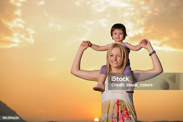 Sonriendo Familia Foto de stock y más banco de imágenes de Abrazar - Abrazar, Adulto, Adulto joven