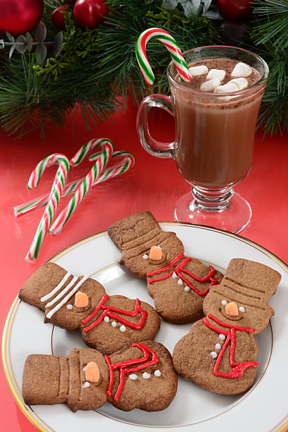 istock Gingerbread Snowmen and Hot Chocolate 184394730