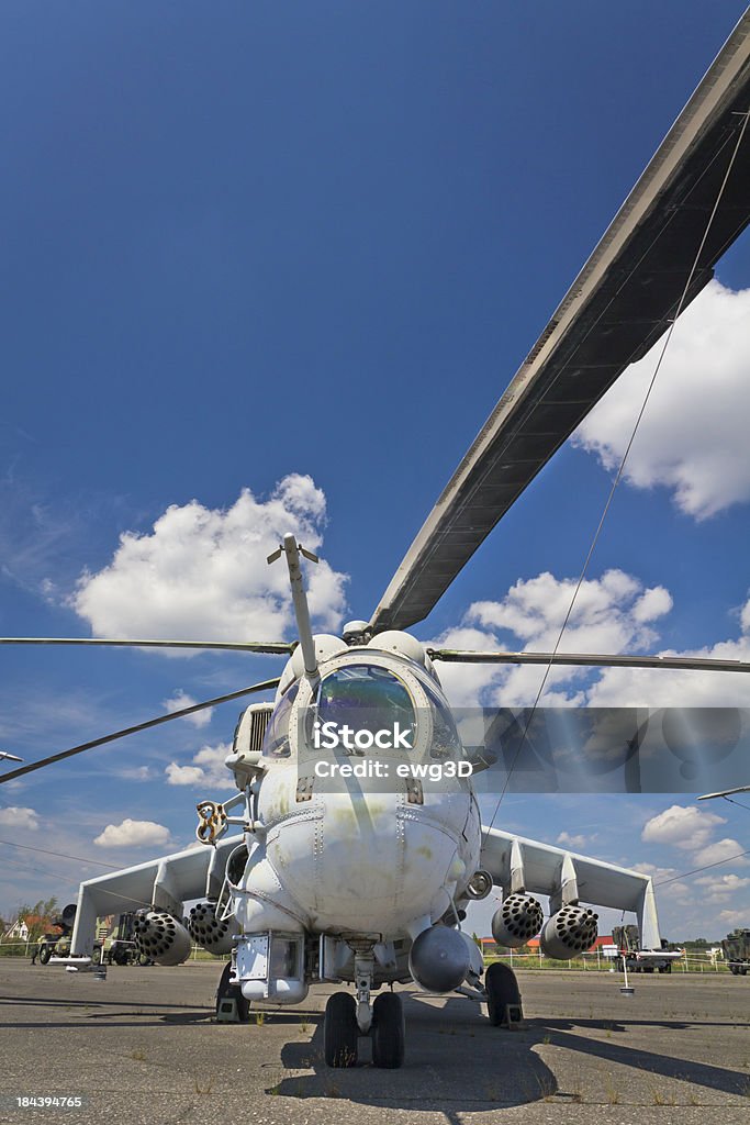 軍用ヘリコプター Mi -24 - アスファルトのロイヤリティフリーストックフォト