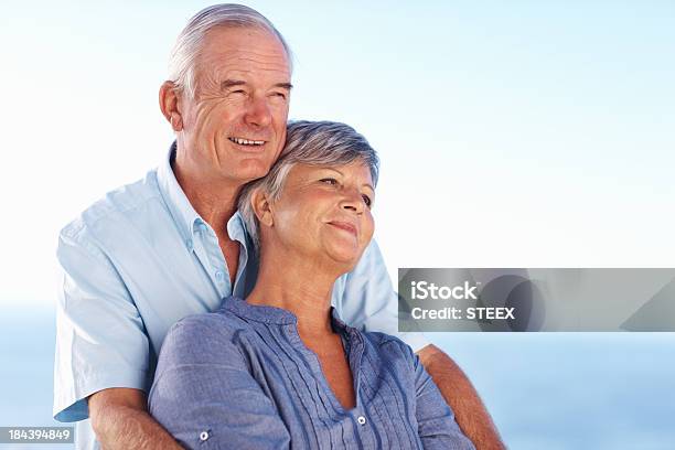 Feliz Casal Idoso - Fotografias de stock e mais imagens de 60-69 Anos - 60-69 Anos, Abraçar, Adulto