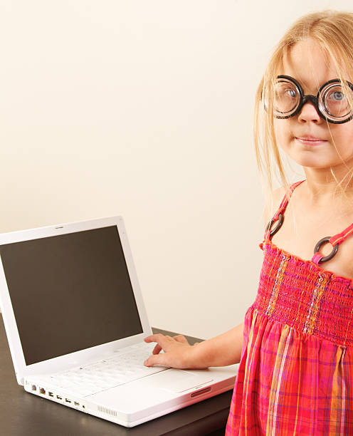 mały przemądrzały dziewczyna w okularach - child cross eyed nerd eyewear zdjęcia i obrazy z banku zdjęć