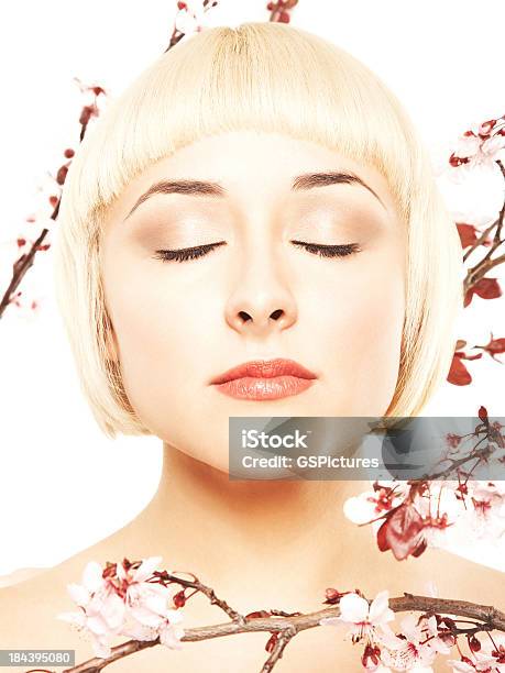 Nahaufnahme Eines Lässig Blonde Mit Rosa Blumen Auf Ihr Stockfoto und mehr Bilder von Aromatherapie