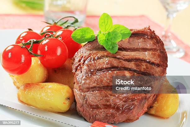 Bife De Carne Grelhado Com Batata E Tomate - Fotografias de stock e mais imagens de Almoço - Almoço, Batatas Preparadas, Bife