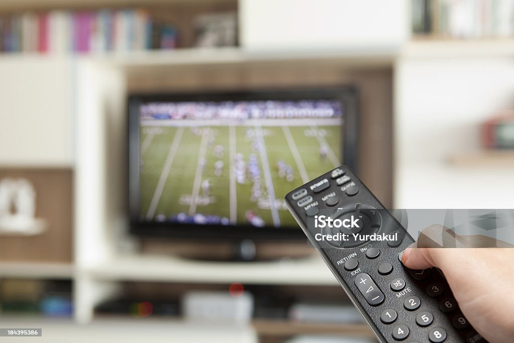 Mira un partido de fútbol con televisor a control remoto en las manos - Foto de stock de Televisión libre de derechos
