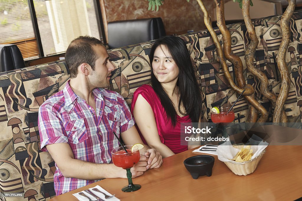Jovem casal no restaurante - Foto de stock de Cortejar royalty-free