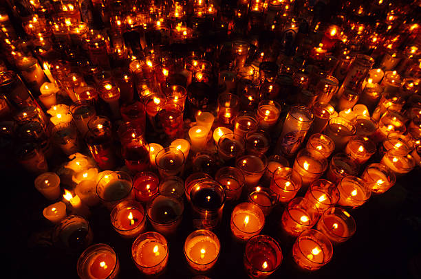 教会のキャンドル - candle memorial vigil praying candlelight ストックフォトと画像