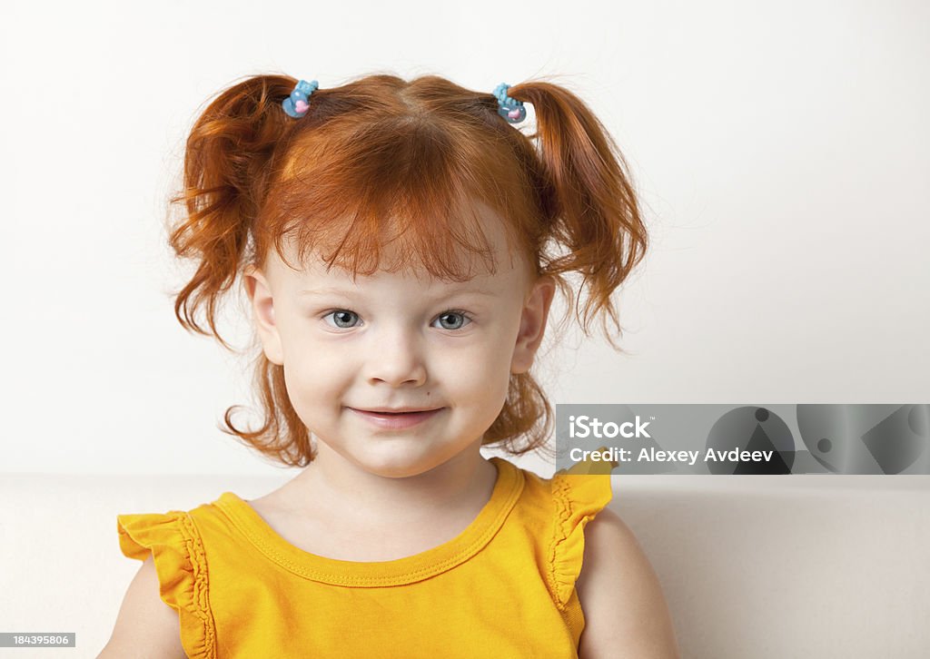 Adorable jeune fille aux cheveux rouge de photo - Photo de 2-3 ans libre de droits