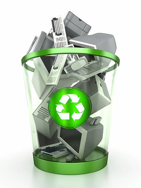 pojemnik na segregowane odpady zawierające komponenty komputera - scrap metal part of metal recycling zdjęcia i obrazy z banku zdjęć