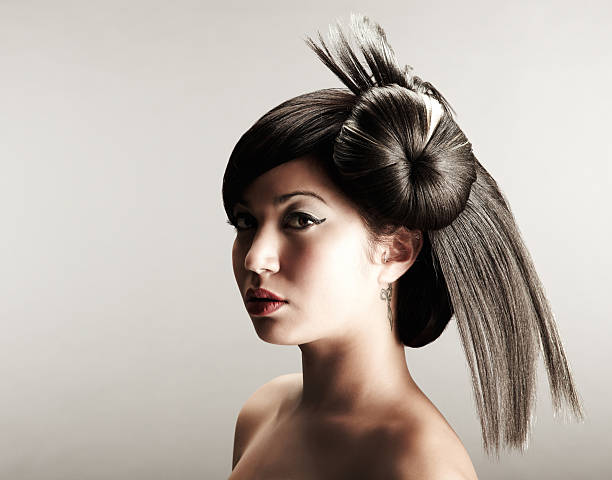 blanco y negro foto de una geisha con un espectacular estilo - hair bun asian ethnicity profile women fotografías e imágenes de stock