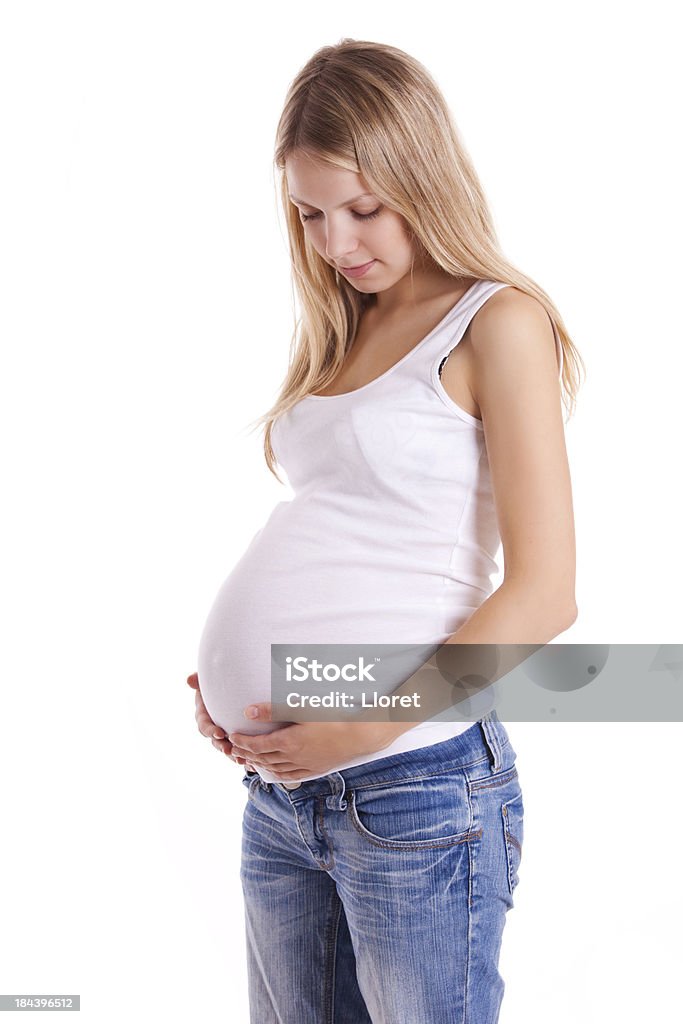 Jovem mulher grávida segurando seu abdômen - Foto de stock de Foto de estúdio royalty-free